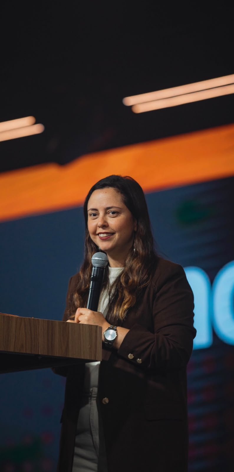 Pra. Camila Miguel ministrando a palavra com autoridade e sensibilidade